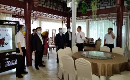 122大阳城集团网站创新公司与陕西省乾县考察团在战旗村开展交流合作会谈
