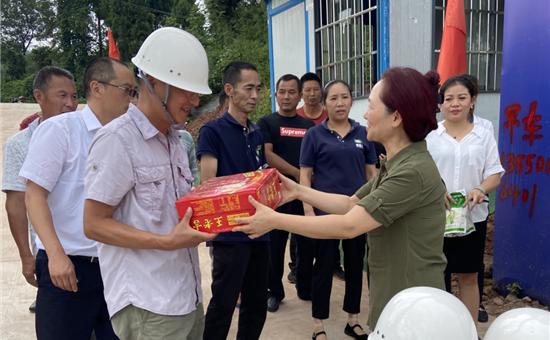 企业风采丨“夏送清凉 关爱相伴” 122大阳城集团网站创新公司工会至聚峰谷项目慰问 一线员工
